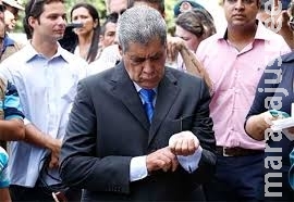 Puccinelli e ex-secretária são julgados por adesivos irregulares em ônibus escolares Puccinelli e ex-secretária são julgados por adesivos irregulares em ônibus escolares