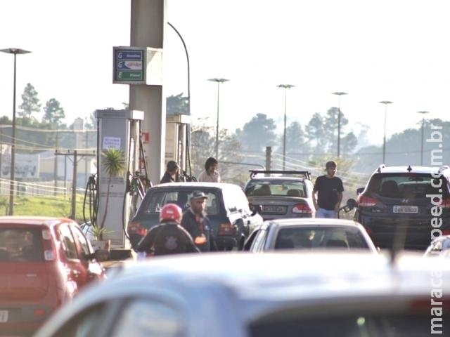 Sábado de tanques secos tem filas quilométricas e notícias falsas