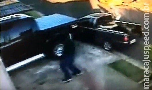 Trio "fecha" morador na entrada de casa para roubar moto de R$ 48 mil Trio "fecha" morador na entrada de casa para roubar moto de R$ 48 mil