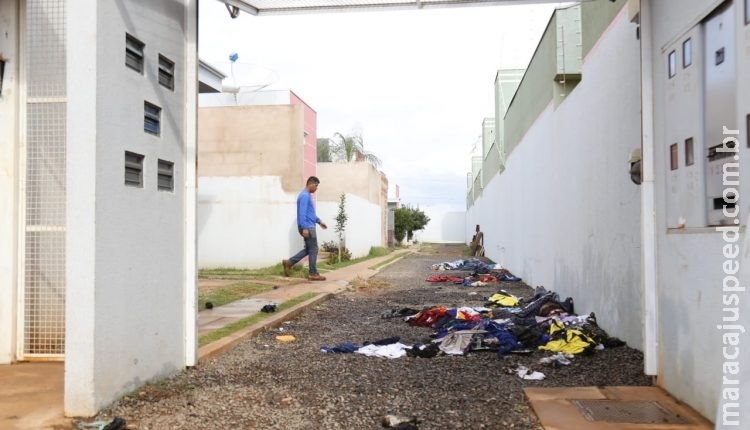  Após incêndio em vila de casas moradores tentam salvar roupas atingidas pelo fogo