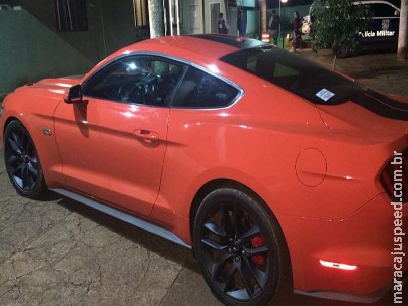 Bêbado, jovem bate Mustang em coqueiro, dedura amigo traficante e acaba preso