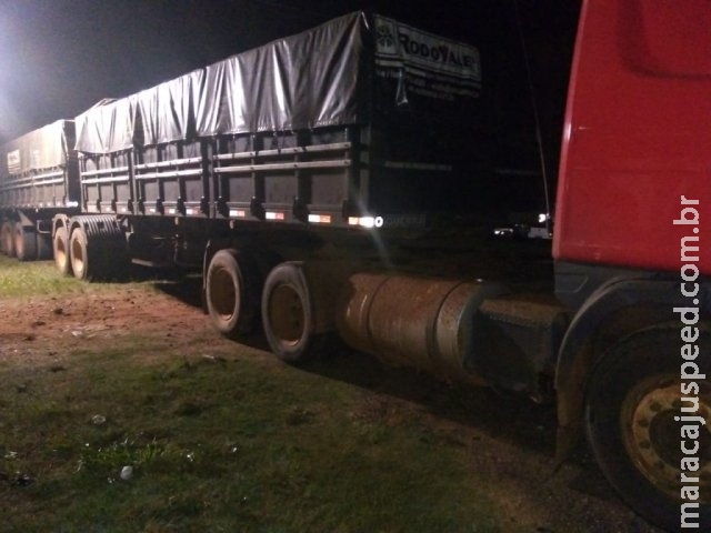 Caminhão escondido em mata carregava 880 caixas de cigarros Caminhão escondido em mata carregava 880 caixas de cigarros