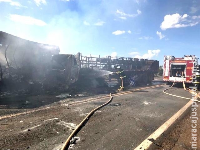 Caminhões são destruídos pelo fogo após colisão frontal na BR-267 Caminhões são destruídos pelo fogo após colisão frontal na BR-267