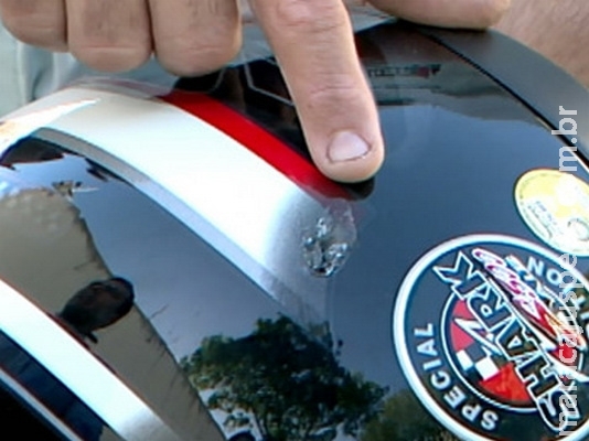 Capacete salva vida de motociclista que levou tiro na cabeça