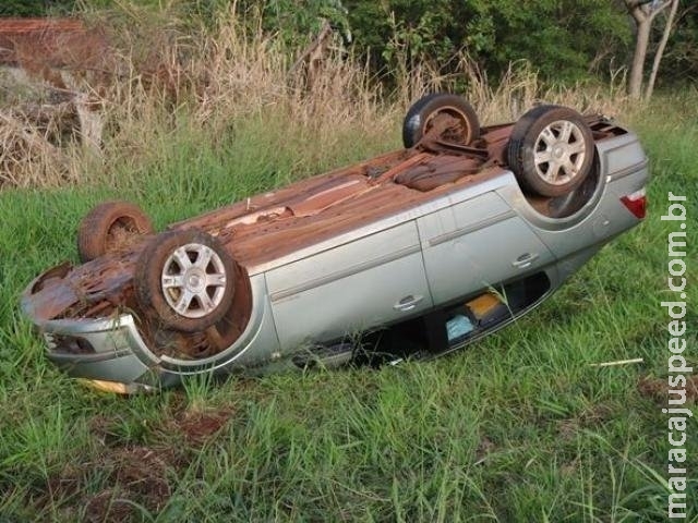 Carro capota após motorista dormir ao volante na MS-276