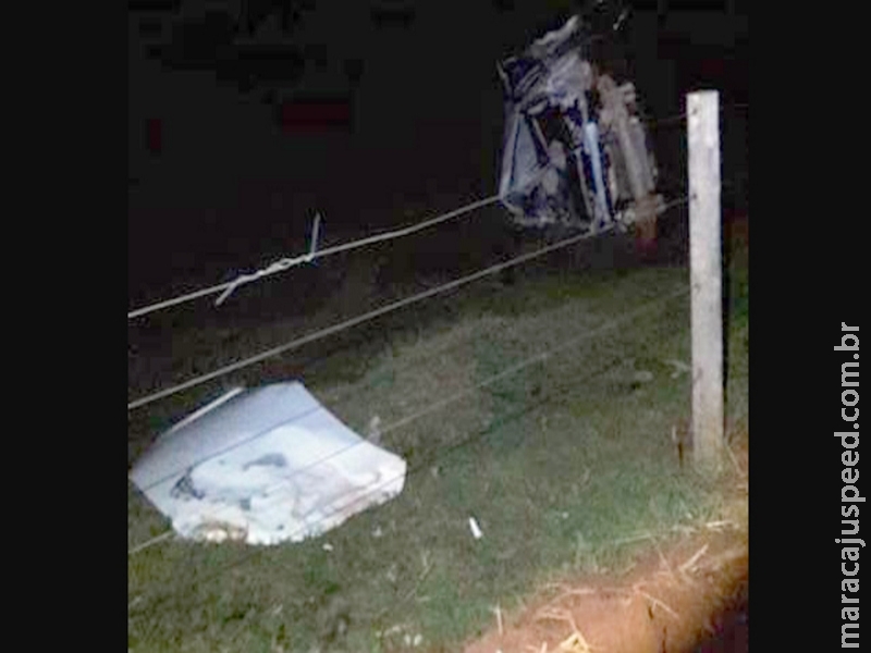 Carro com placas de Maracaju, com cinco pessoas capota na MS-475. Uma pessoa morreu