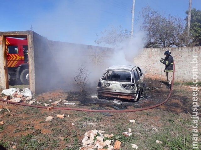 Carro furtado em supermercado é achado pegando fogo em terreno