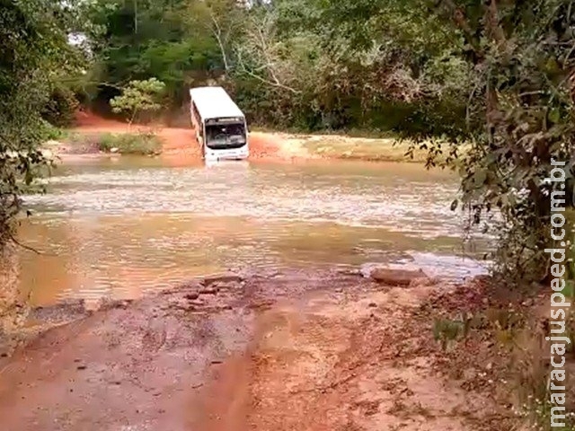 Com ponte interditada, ônibus escolar cruza córrego em Coxim