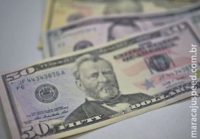 Dólar cai 2,5%, cotado a R$ 3,80 depois da intervenção do Banco Central Dólar cai 2,5%, cotado a R$ 3,80 depois da intervenção do Banco Central