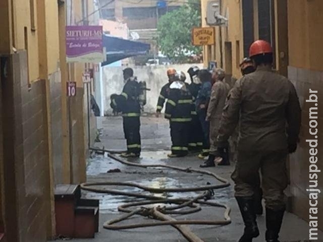 Fogo destrói sala comercial de prédio e assusta vizinhos no Centro Fogo destrói sala comercial de prédio e assusta vizinhos no Centro