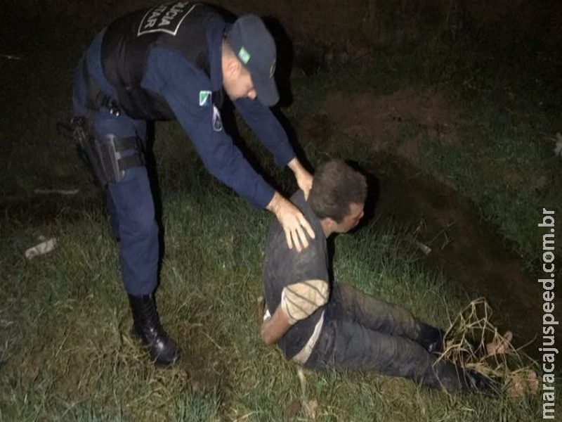 Ladrão é perseguido, espancado e amarrado por moradores após roubo a casa