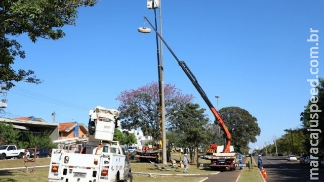 Lâmpadas de LED começam a ser instaladas na Avenida Afonso Pena