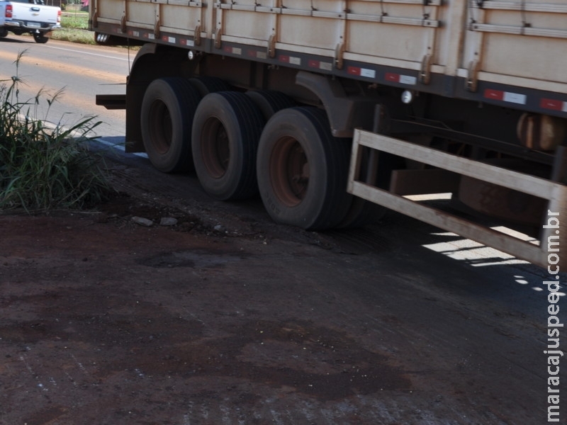 Maracaju: Empresa resolve problema de saída de obras de viaduto jogando terra com barro em buraco