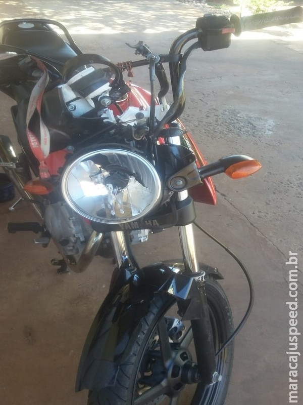 Moto entregador bate em cavalo e quebra clavícula em MS