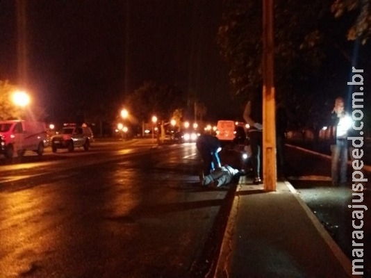 Motociclista bate em rotatória, perde controle e morre