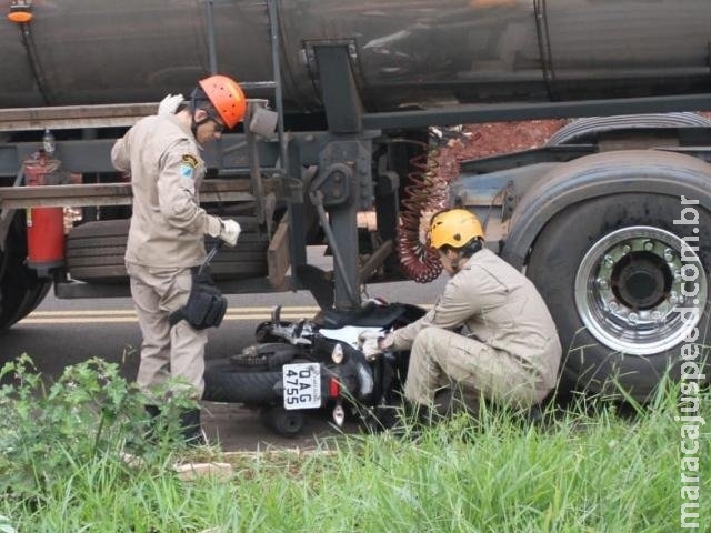 Motociclista é arrastado e fica preso de baixo de caminhão-tanque Motociclista é arrastado e fica preso de baixo de caminhão-tanque