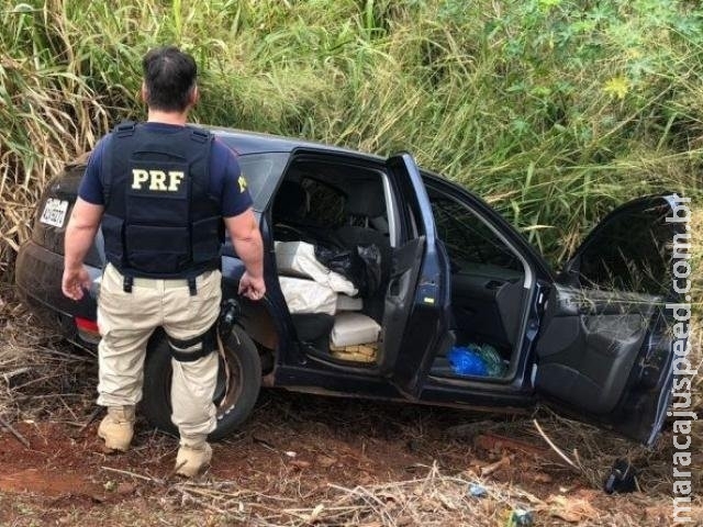 Motorista cai em barranco e acaba preso com 465 kg de maconha