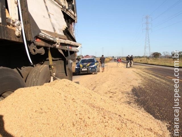 Motorista dorme ao volante e carretas colidem próximo ao autódromo na BR-262