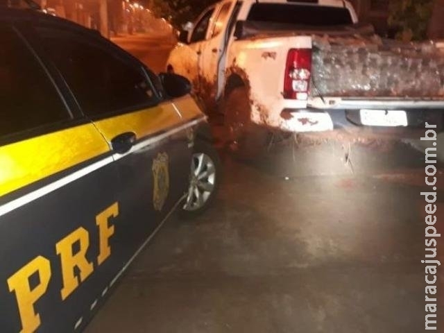 Motorista foge, cai em barranco e acaba preso com 2 toneladas de maconha Motorista foge, cai em barranco e acaba preso com 2 toneladas de maconha