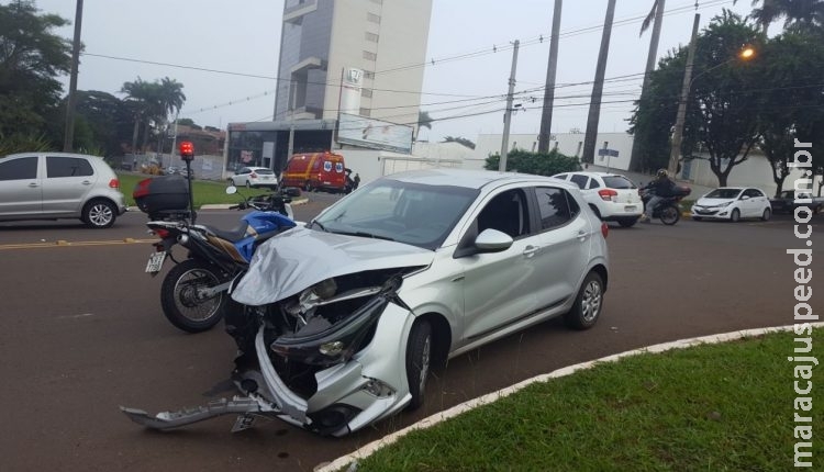  Motorista não respeita sinalização e provoca acidente na Afonso Pena