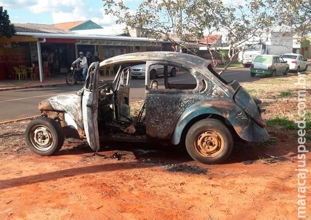 Ninguém entendeu: enquanto Fusca pega fogo, dono abandona local Ninguém entendeu: enquanto Fusca pega fogo, dono abandona local