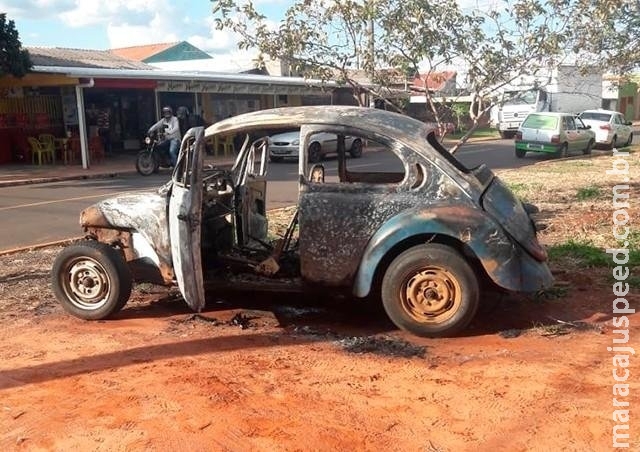 Ninguém entendeu: enquanto Fusca pega fogo, dono abandona local