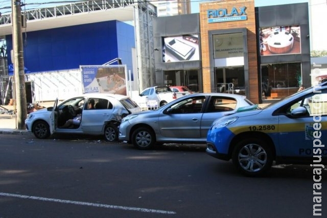 No último dia do Maio Amarelo, motorista foge após bater em carro No último dia do Maio Amarelo, motorista foge após bater em carro