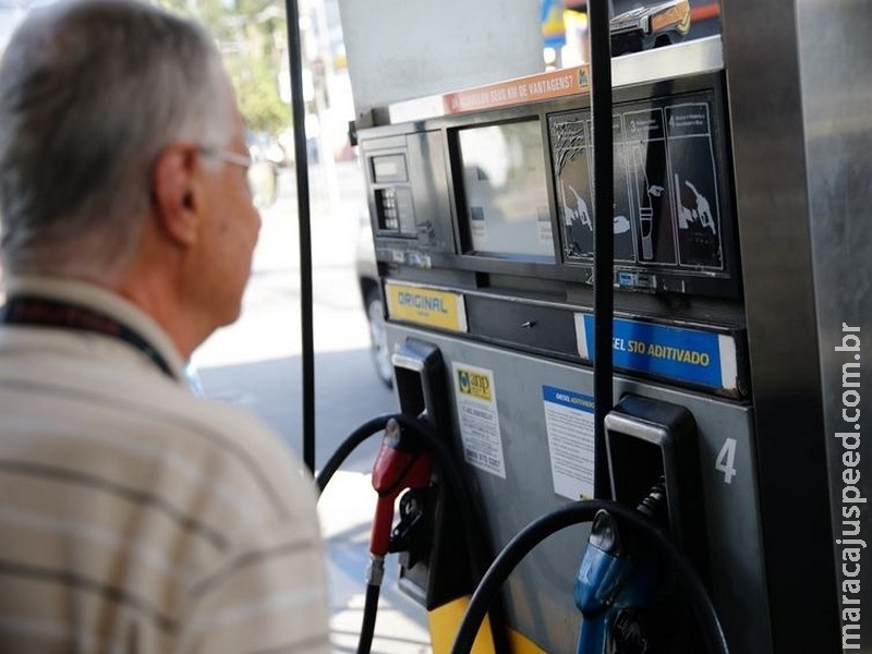 Preço médio da gasolina cai pela terceira semana no país, diz ANP Preço médio da gasolina cai pela terceira semana no país, diz ANP