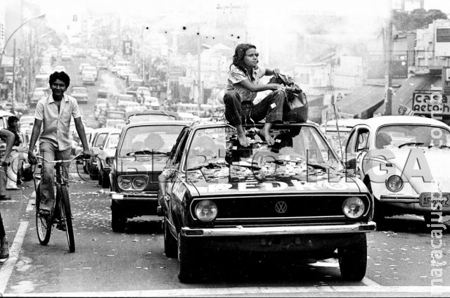 Sentada no teto de um carro, foto de 1977 marcou a história de Mariazinha