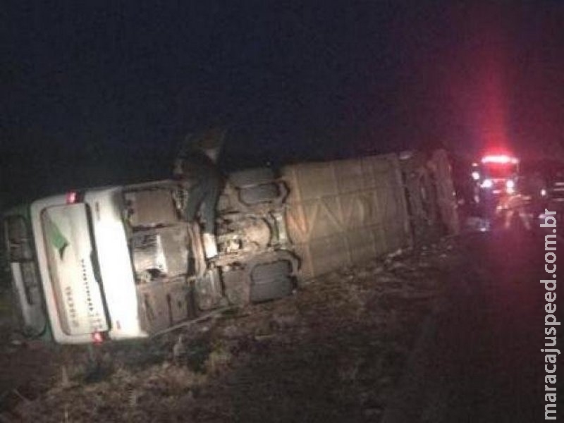 Sete pessoas ficam feridas após ônibus tombar na BR-163