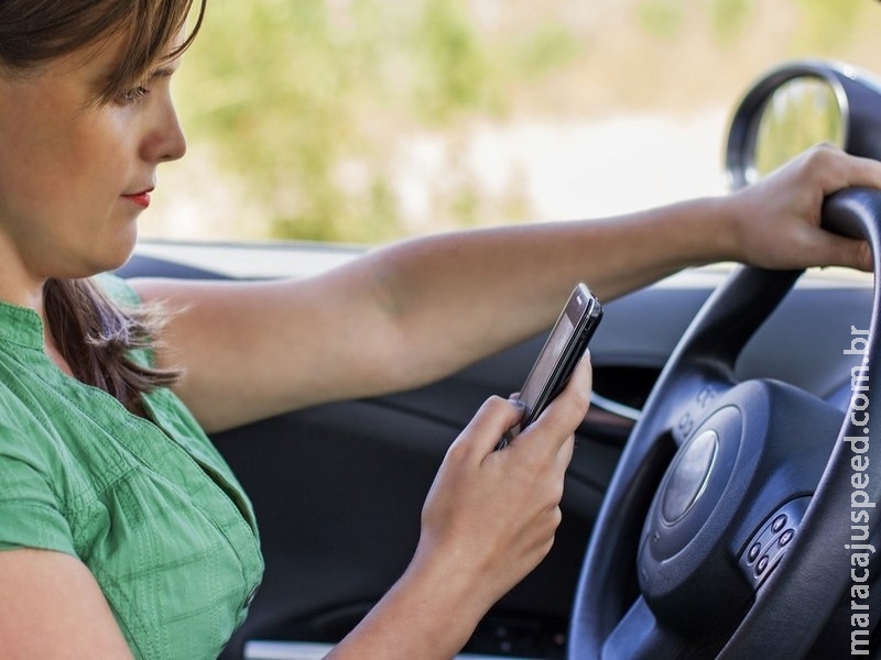 Uso de celular ao volante é considerado agravamento de risco. Entenda mais!