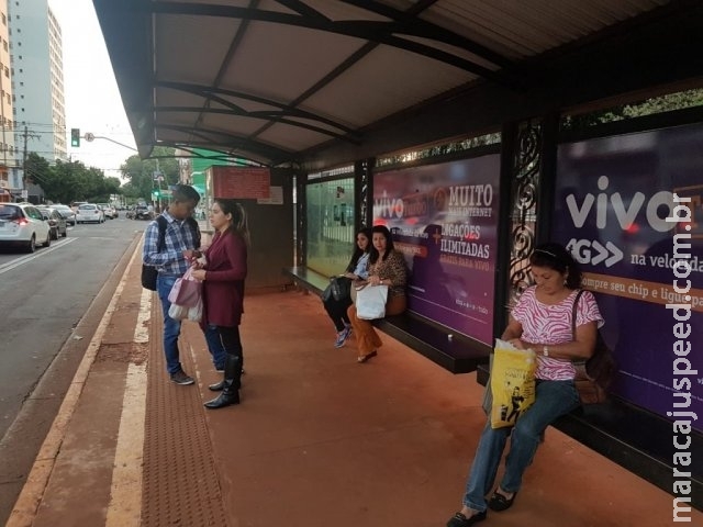 Usuários aguardam “fresquinhos”, que só voltam às ruas na quinta-feira Usuários aguardam “fresquinhos”, que só voltam às ruas na quinta-feira