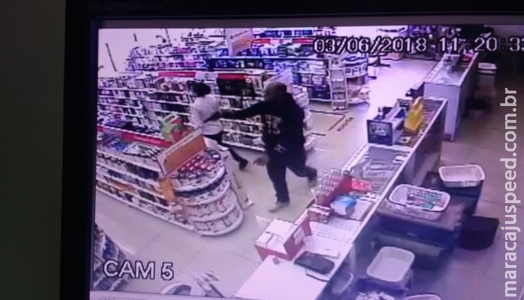 VÍDEO: Assaltante pede carona, agride motorista e faz arrastão em farmácias VÍDEO: Assaltante pede carona, agride motorista e faz arrastão em farmácias