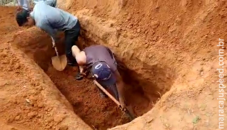 Moradores de distrito têm que abrir cova para conseguir sepultar familiar Moradores de distrito têm que abrir cova para conseguir sepultar familiar