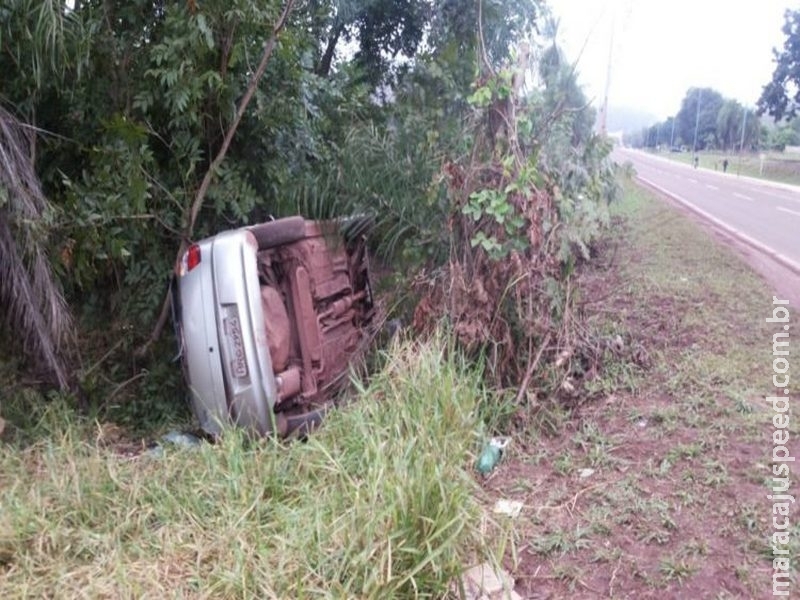 Volante trava e motorista perde controle capotando carro em rodovia