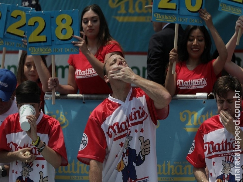 Americano come 74 cachorros-quentes em 10 minutos e bate recorde Americano come 74 cachorros-quentes em 10 minutos e bate recorde