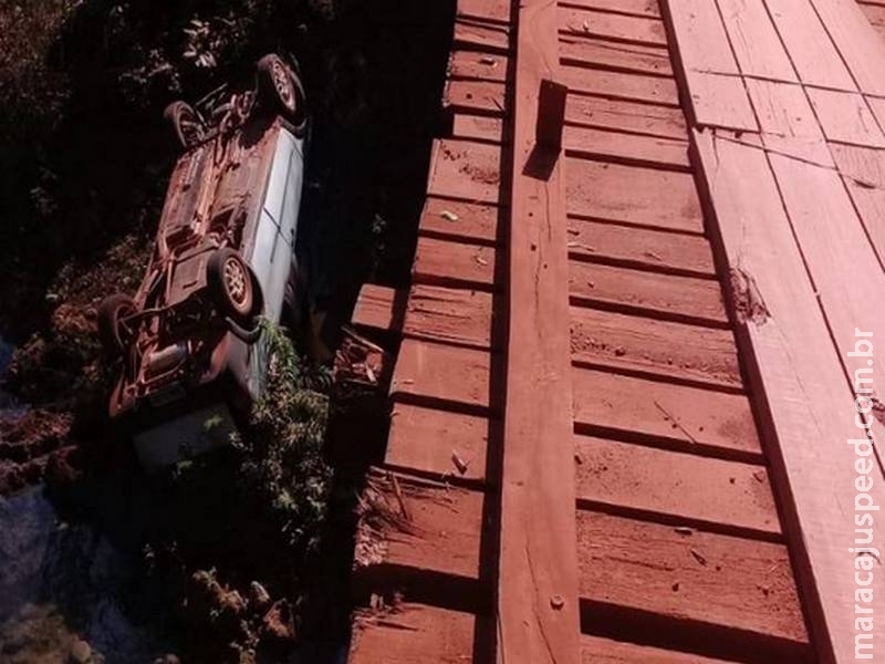 Amigos morrem após motorista dormir ao volante e carro cair de ponte na MS-472