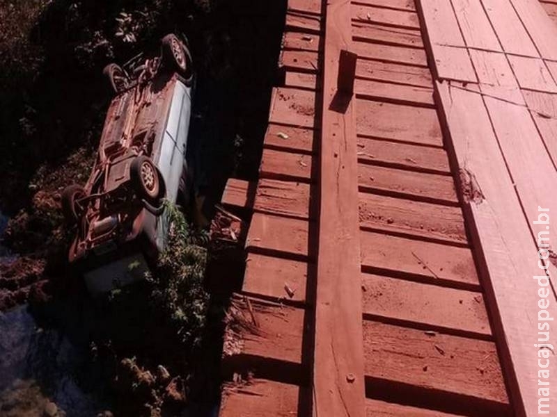 Amigos morrem após motorista dormir ao volante e carro cair de ponte na MS-472 Amigos morrem após motorista dormir ao volante e carro cair de ponte na MS-472