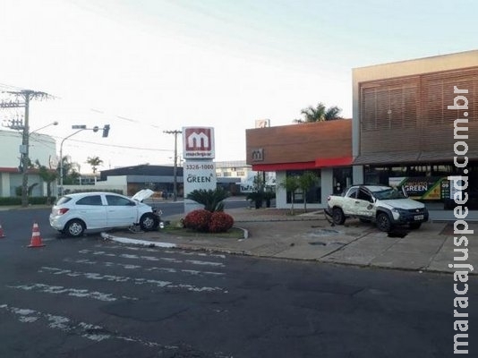 Após acidente, Strada capota e para na calçada de empresa na Ceará