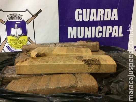 Após denúncia, GM encontra 5 kg de maconha num terreno, em Dourados