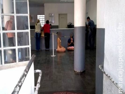 Após uso de chá alucinógeno, trio é detido nu e medita na delegacia