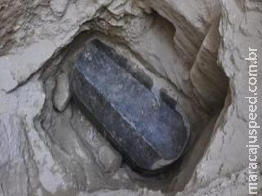 arcófago no Egito com múmia desconhecida de mais de 2 mil anos intriga arqueólogos