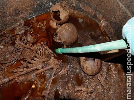 Arqueólogos abrem sarcófago de 2 mil anos e encontram três múmias