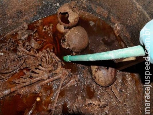 Arqueólogos abrem sarcófago de 2 mil anos e encontram três múmias Arqueólogos abrem sarcófago de 2 mil anos e encontram três múmias