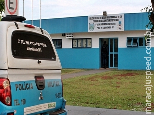 Bandido mascarado entra em loja e tranca proprietária e cliente no banheiro para roubar Bandido mascarado entra em loja e tranca proprietária e cliente no banheiro para roubar