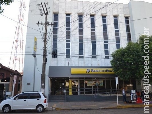 Bandidos arrombam banco e tentam levar dinheiro de caixa eletrônico