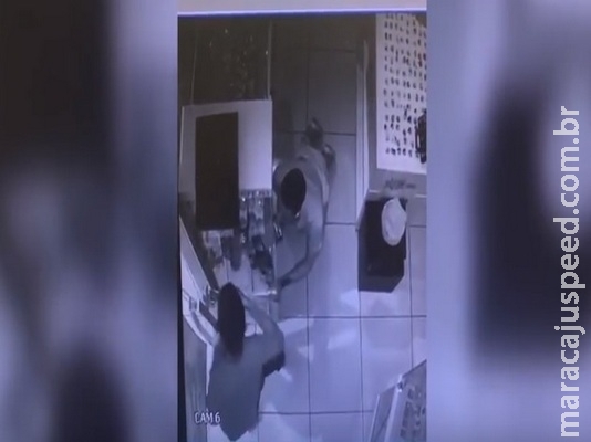 Bandidos conversavam por vídeo chamada durante assalto a shopping