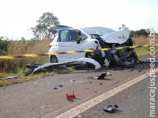 Batida frontal entre veículos deixa dois mortos e dois feridos na BR-060 Batida frontal entre veículos deixa dois mortos e dois feridos na BR-060