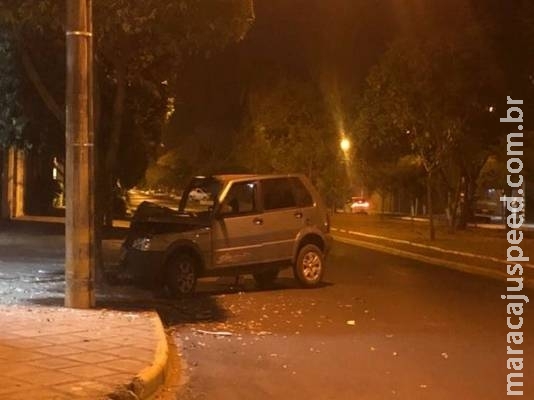 Bêbados, namorados vão dar volta de carro e acabam batendo em árvore Bêbados, namorados vão dar volta de carro e acabam batendo em árvore
