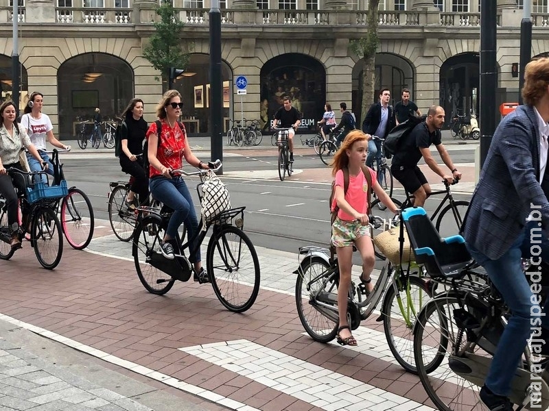 Bicicleta e comida saudável fazem das crianças holandesas as menos obesas entre os países ricos Bicicleta e comida saudável fazem das crianças holandesas as menos obesas entre os países ricos